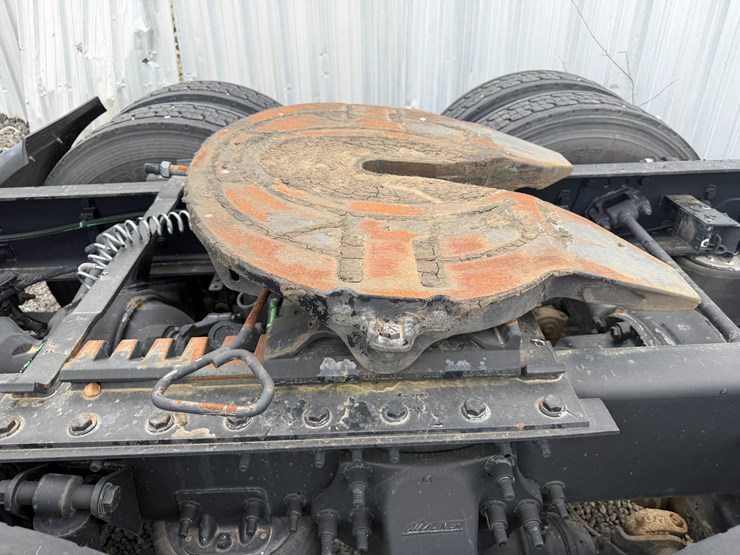 2018-freightliner-122sd-image-22