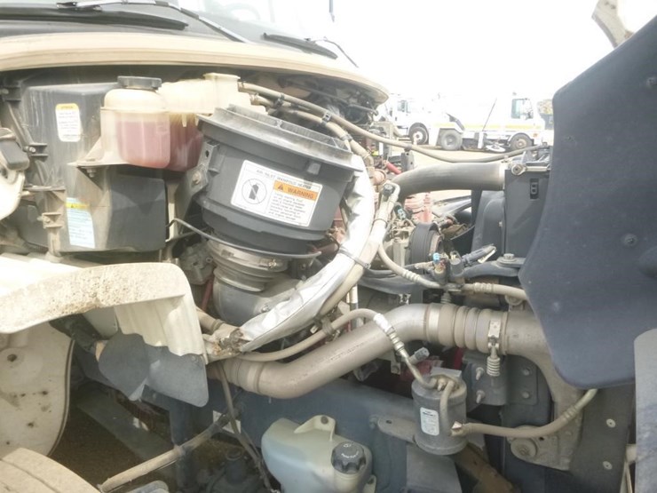 2016-freightliner-m2-106-image-14