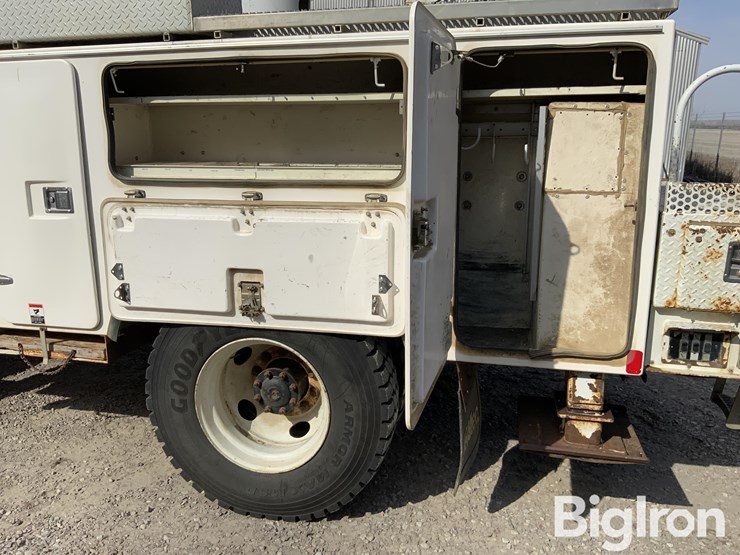 2015-freightliner-m2-106-image-18