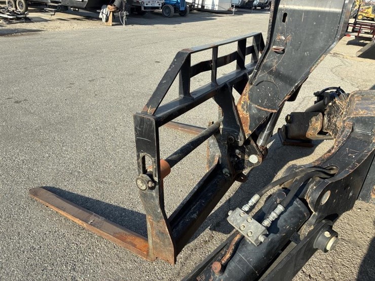 2015-jlg-1055-image-8