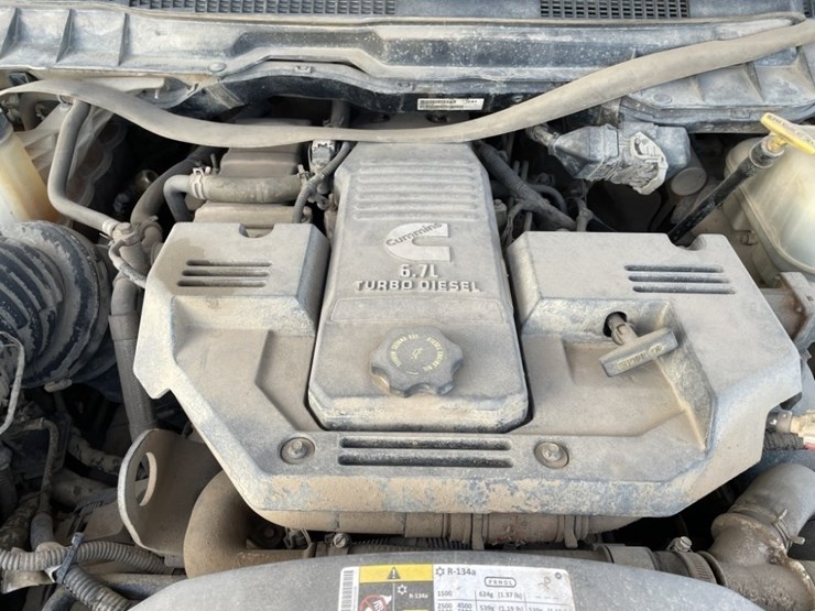 2014-ram-5500-crew-cab-4x4-flatbed-truck-image-26