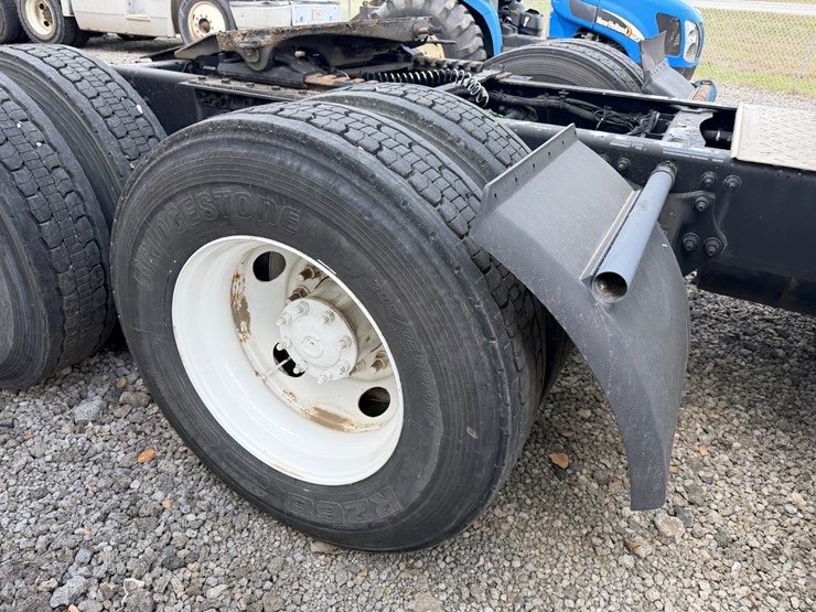 2018-freightliner-122sd-image-11