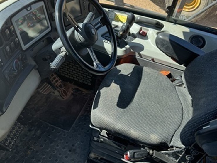 2012-caterpillar-740b-image-14