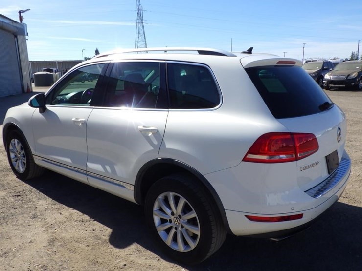 2012-volkswagen-touareg-image-4