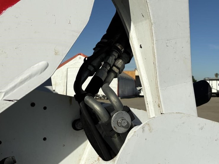 2018-bobcat-s570-image-8