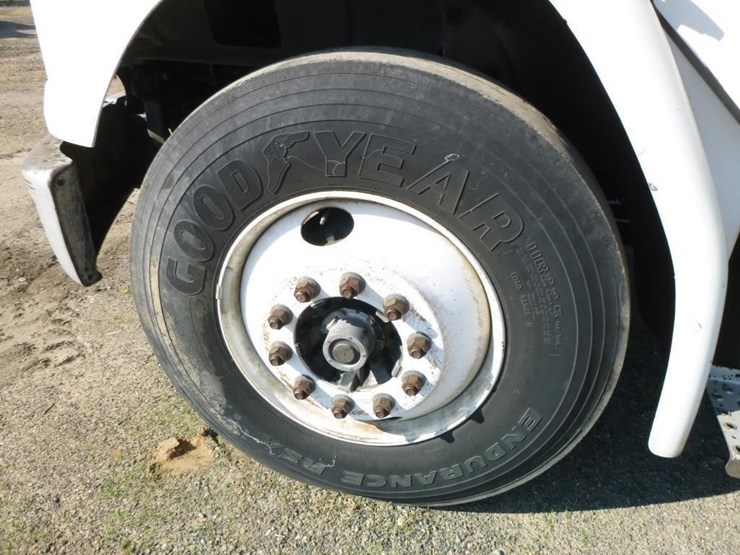 2001-freightliner-fl70-image-39