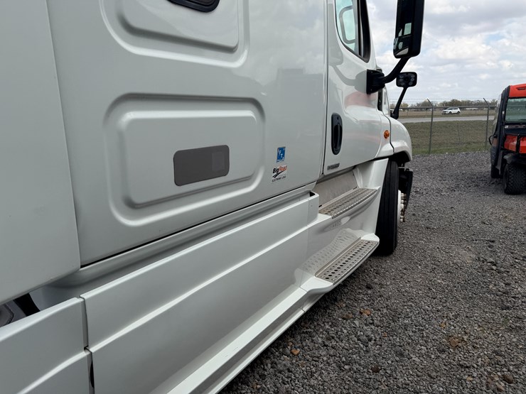 2018-freightliner-122sd-image-52