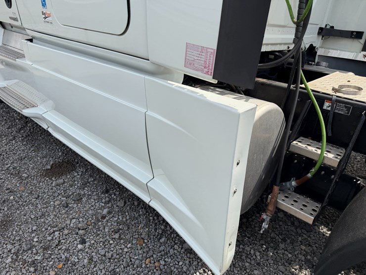 2018-freightliner-122sd-image-32