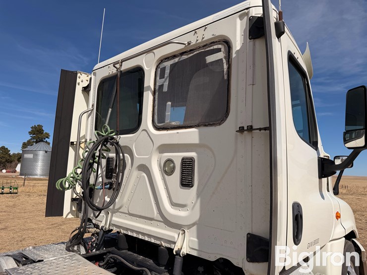 2015-freightliner-cascadia-125-image-14