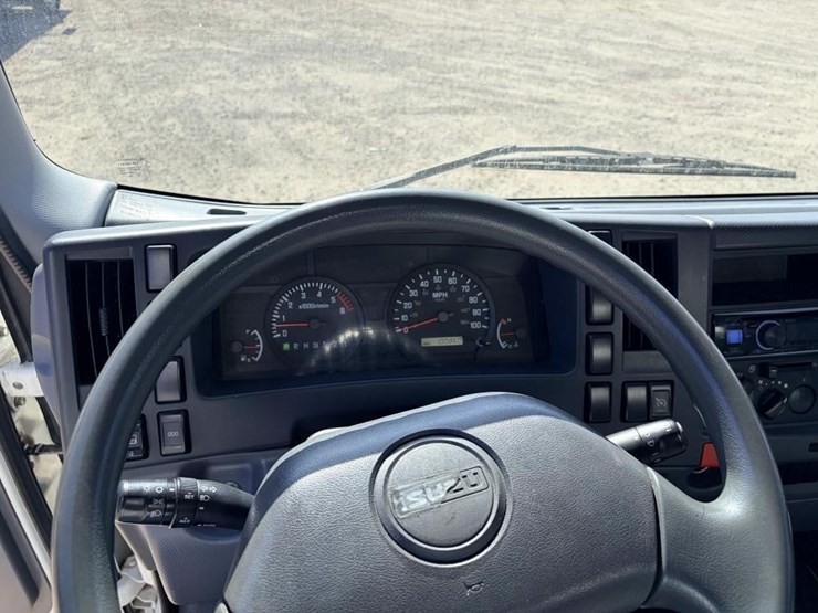 2015-isuzu-npr-image-18