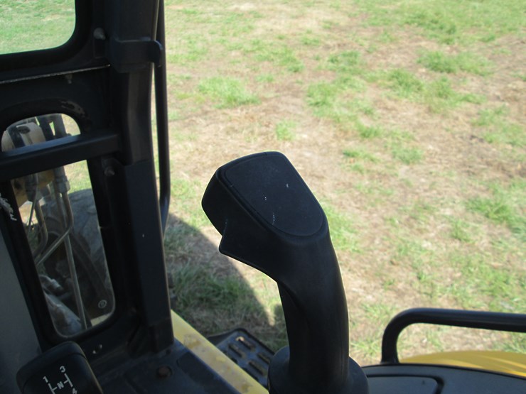 new-holland-b95b-image-41