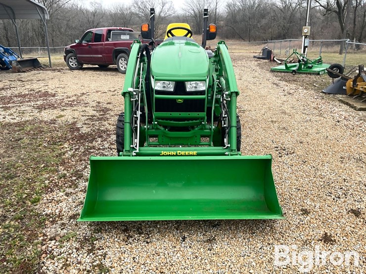 2020-john-deere-3033r-image-2