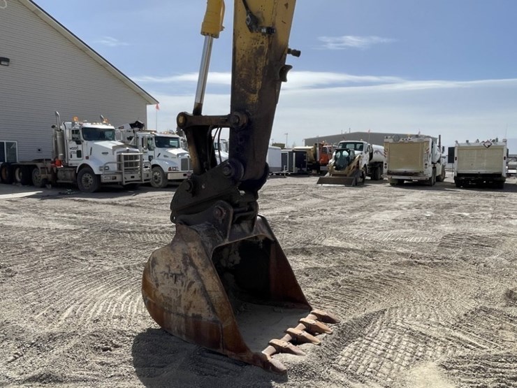 2013-komatsu-pc210-lc-10-image-13