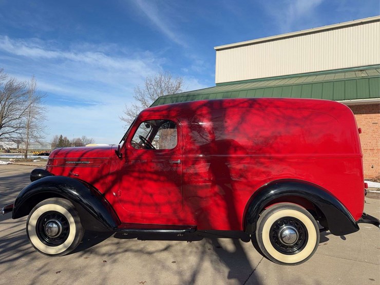 1937-international-d2-panel-truck-image-6
