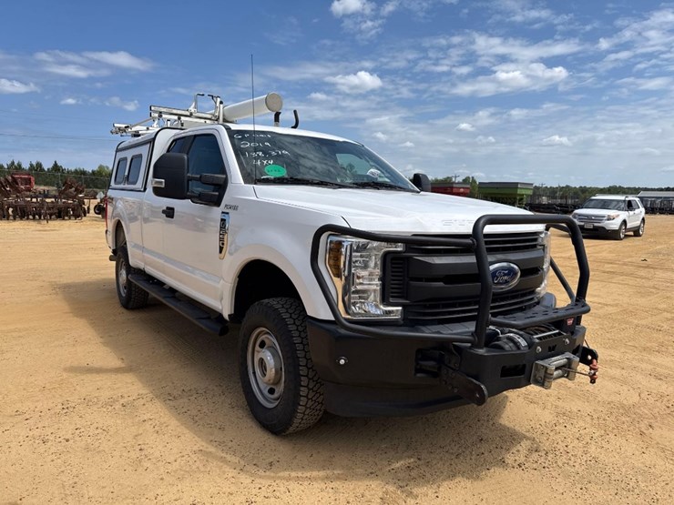 2019-ford-f250-xl-image-1