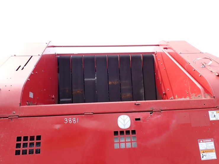 2007-new-holland-br780a-image-4