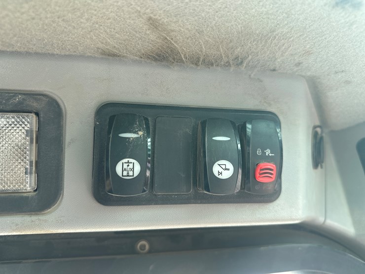 2017-caterpillar-239d-image-36