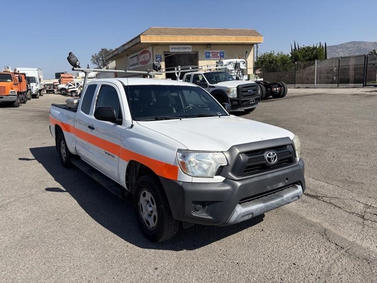 2013-toyota-tacoma-image-2
