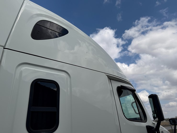 2018-freightliner-122sd-image-50