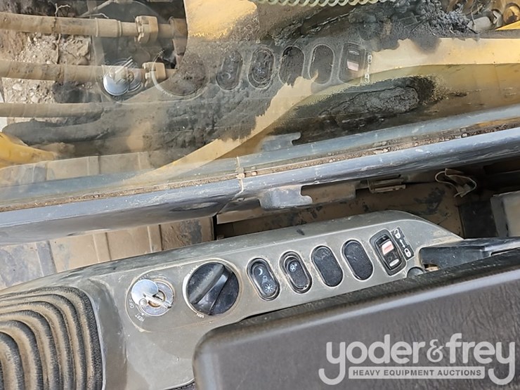 2016-komatsu-pc210-lc-11-image-33