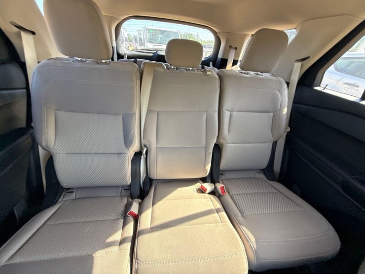 2020-ford-explorer-image-10