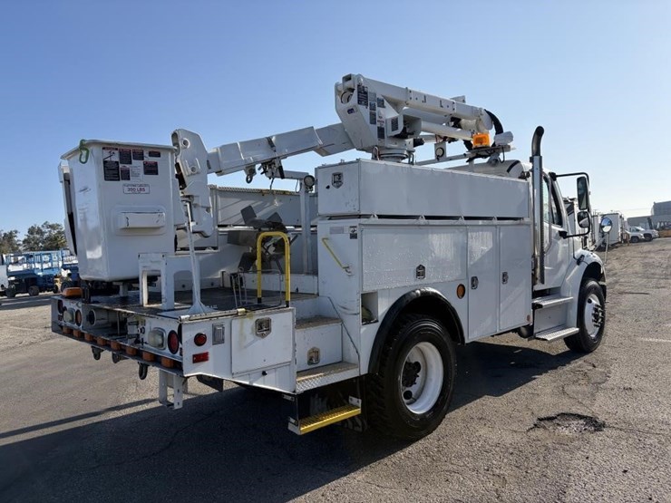 2014-freightliner-m2-106-image-3