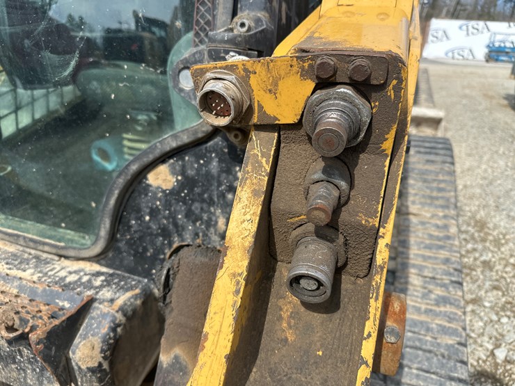 2017-caterpillar-239d-image-21