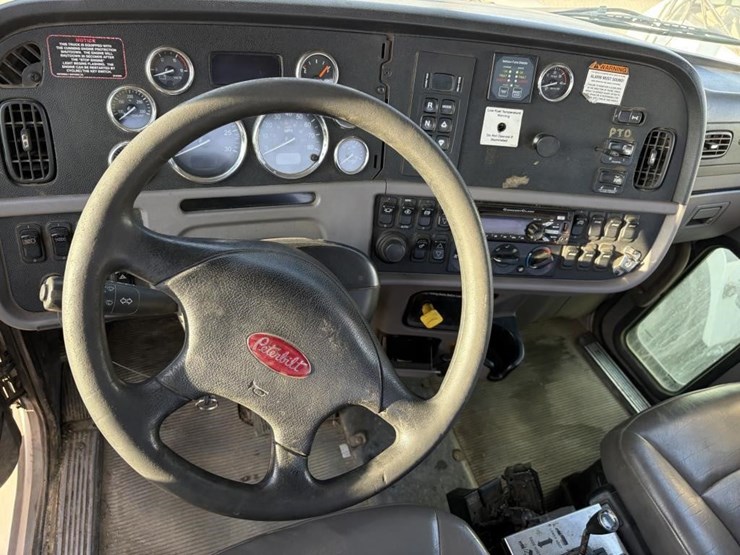 2015-peterbilt-365-image-13