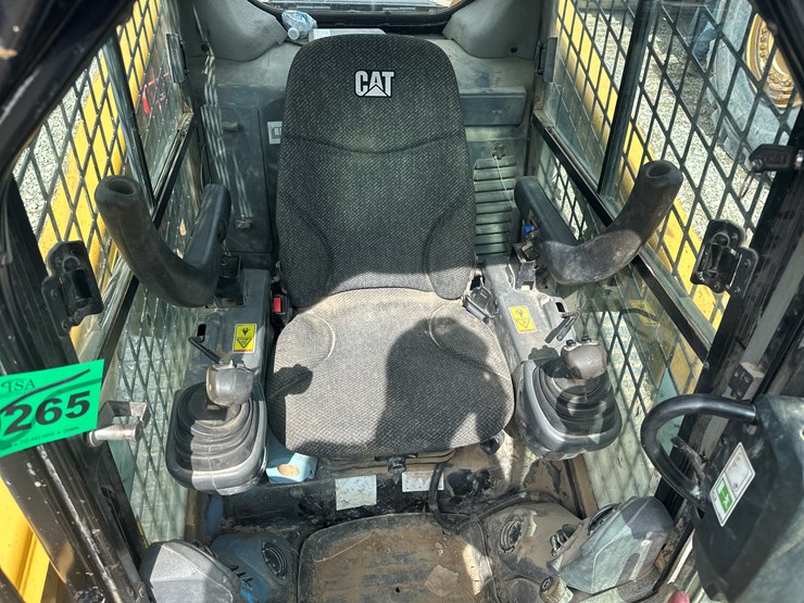 2017-caterpillar-239d-image-32