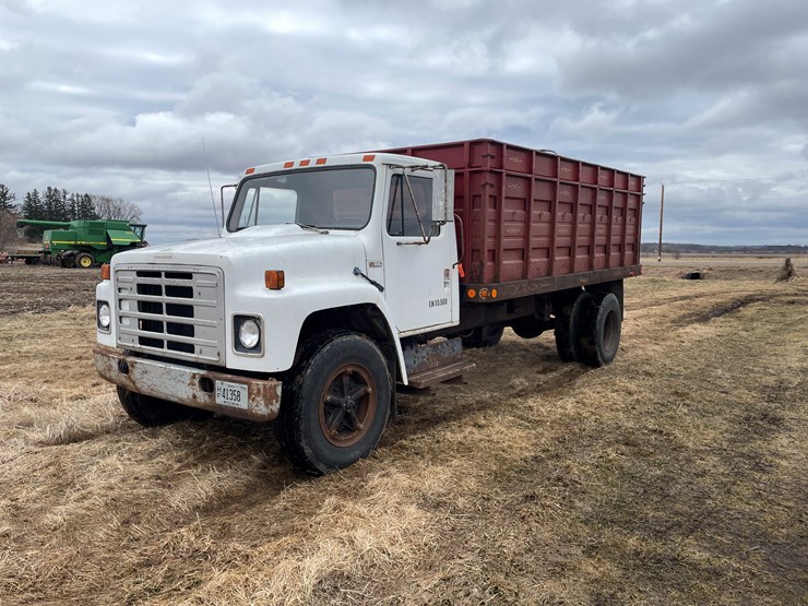 #113-•-1982-international-1754-single-axle-grain-truck-(has-wi-title)-image-1