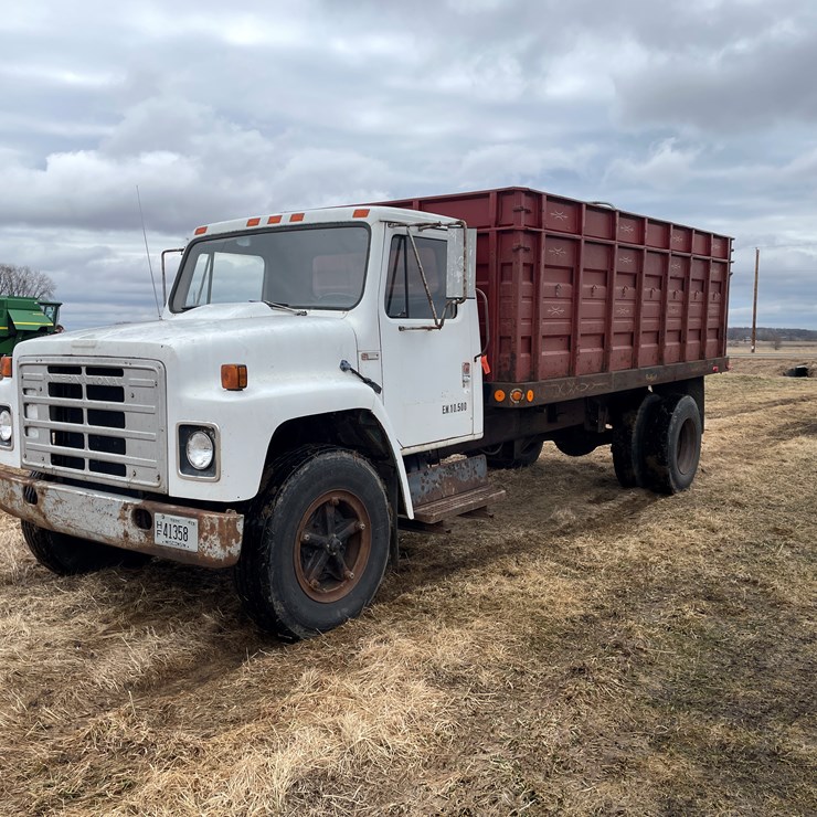 #113 • 1982 International 1754 Single Axle Grain Truck (Has WI Title)