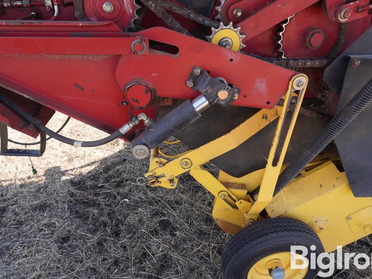 2004-new-holland-br780-image-12