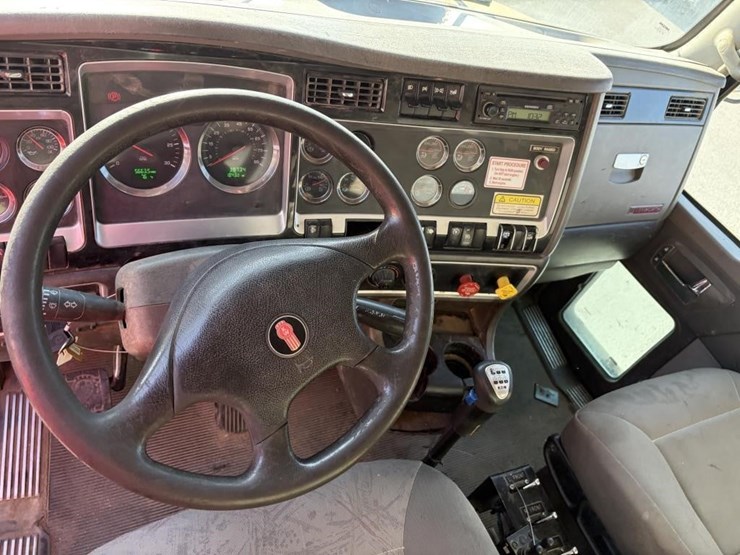 2009-kenworth-t800-image-13