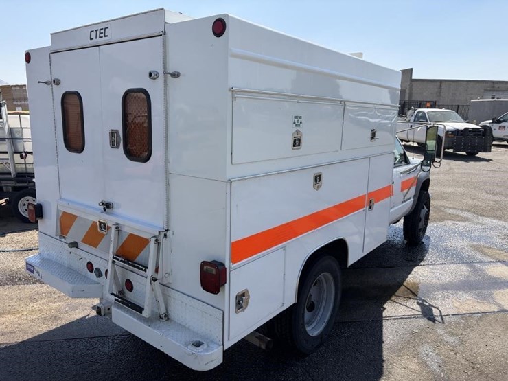 2002-chevrolet-3500hd-image-3