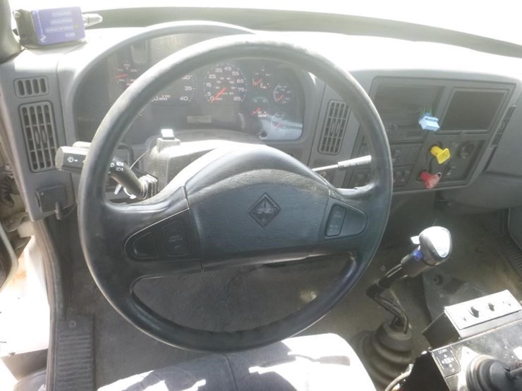 2004-international-7400-image-14