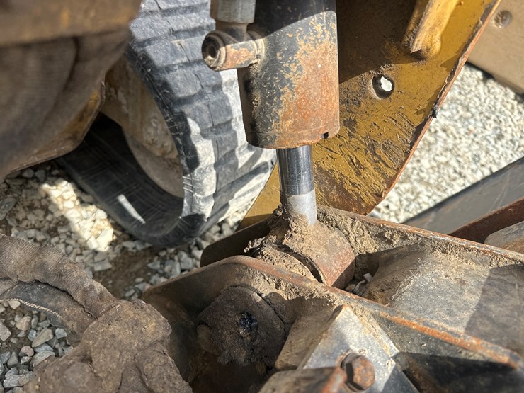 2017-caterpillar-239d-image-25