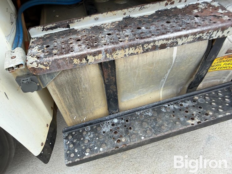 2016-freightliner-m2-tanker-truck-image-19