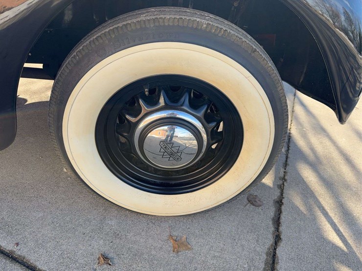 1937-international-d2-panel-truck-image-12