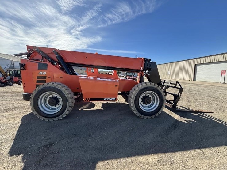 2016-jlg-8042-image-7