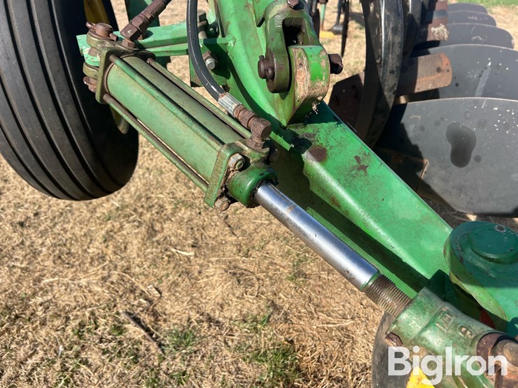 john-deere-2810-image-12