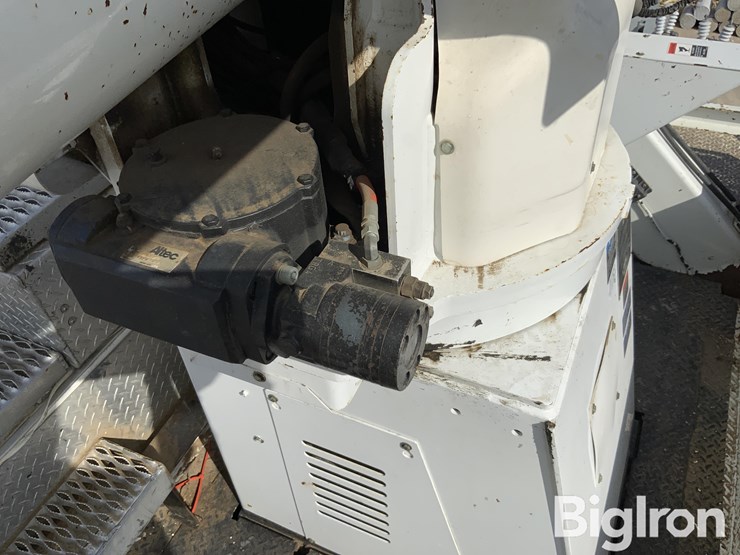 2010-freightliner-m2-106-image-17