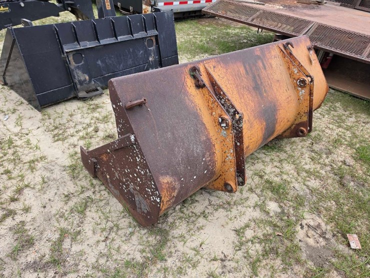 --6'-loader-dirt-bucket-image-2