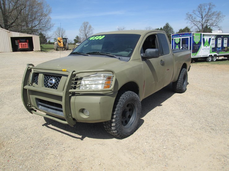 2004-nissan-titan-image-1