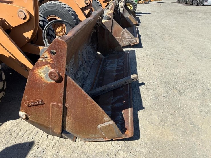 2009-case-721e-image-6