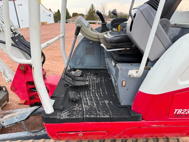takeuchi-tb235-2-image-44