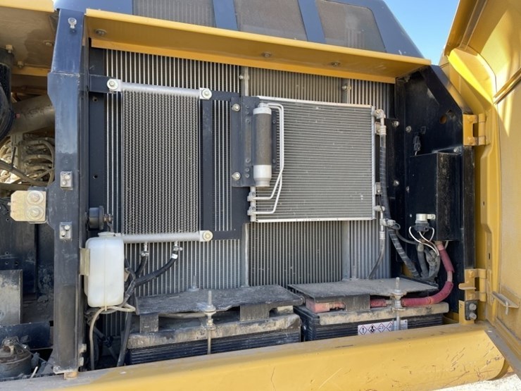 2012-deere-250g-lc-image-35