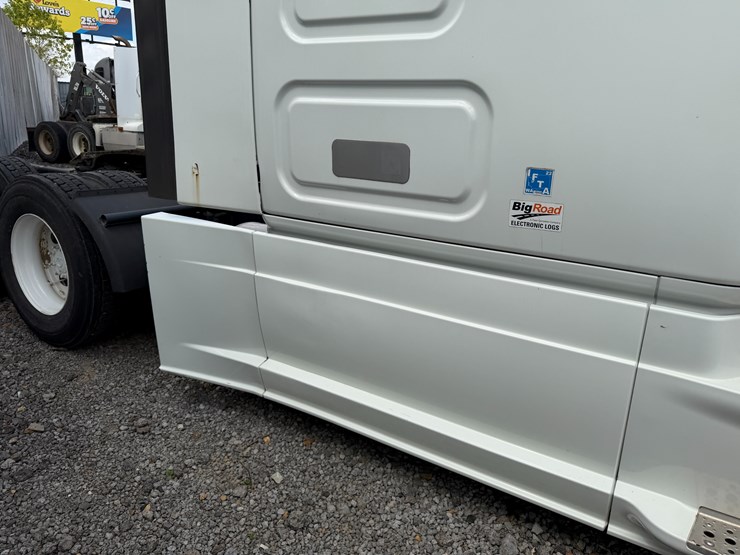 2018-freightliner-122sd-image-47