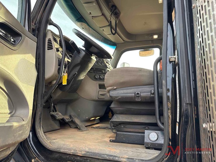 2019-peterbilt-567-image-30