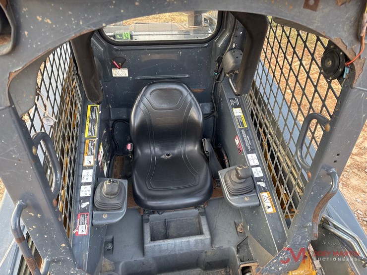 2014-deere-319d-image-12