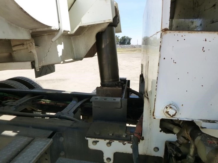 2009-international-7600-image-23